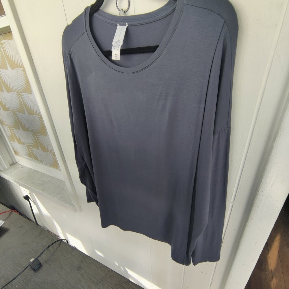 Wynne Layers tee in a Soft Knit fabric providing a second layer in front. Sz XL